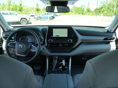 Used 2023 Toyota Highlander L FWD image 25