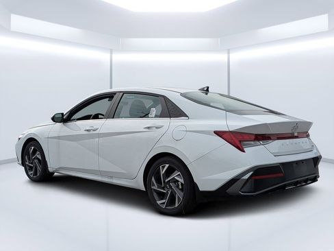 New 2025 Hyundai Elantra Limited FWD image 5
