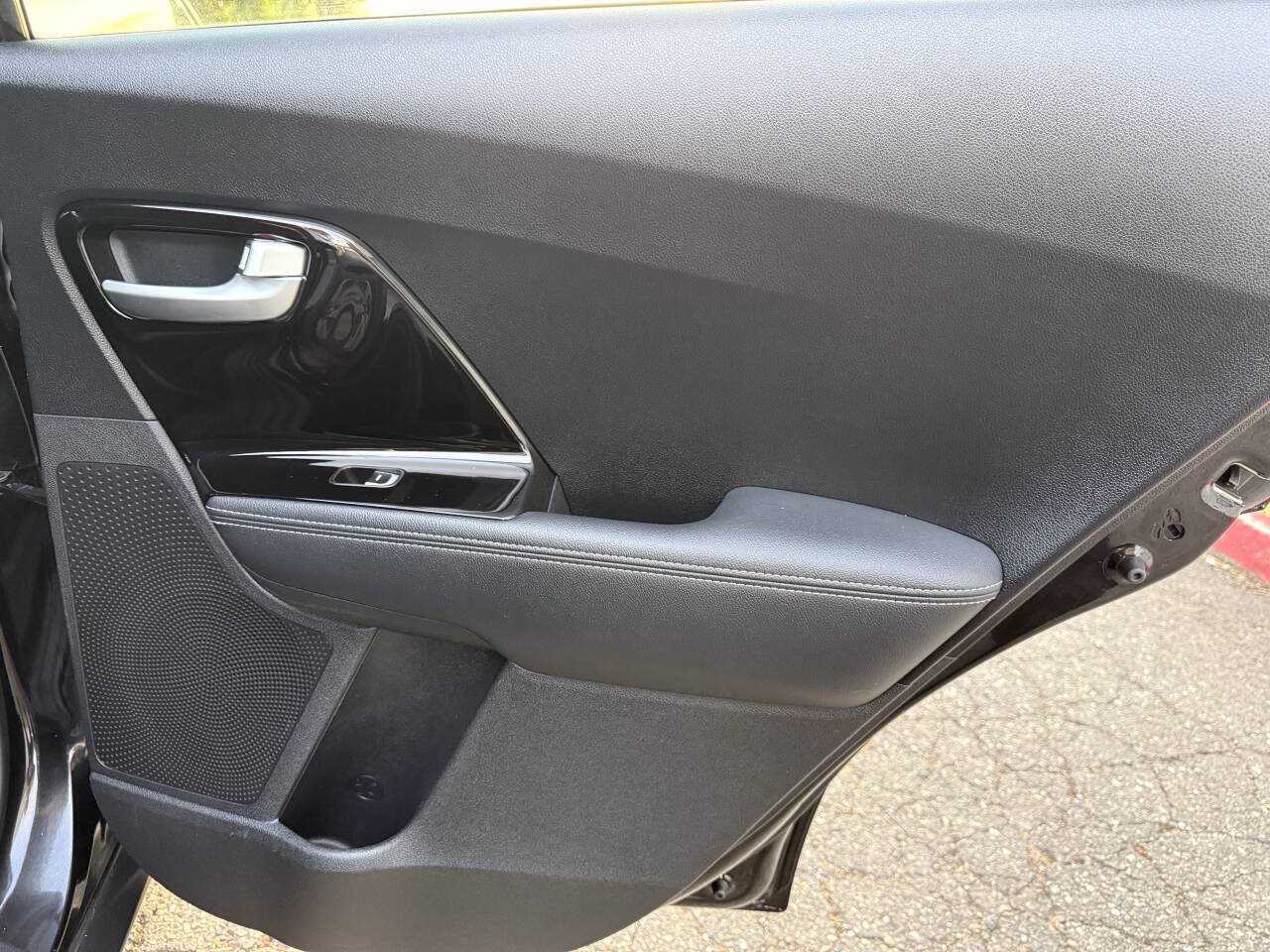 Used 2018 Kia Niro EX FWD image 23