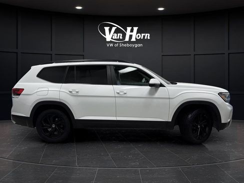 Used 2022 Volkswagen Atlas SE w/ Black Wheel Package image 2