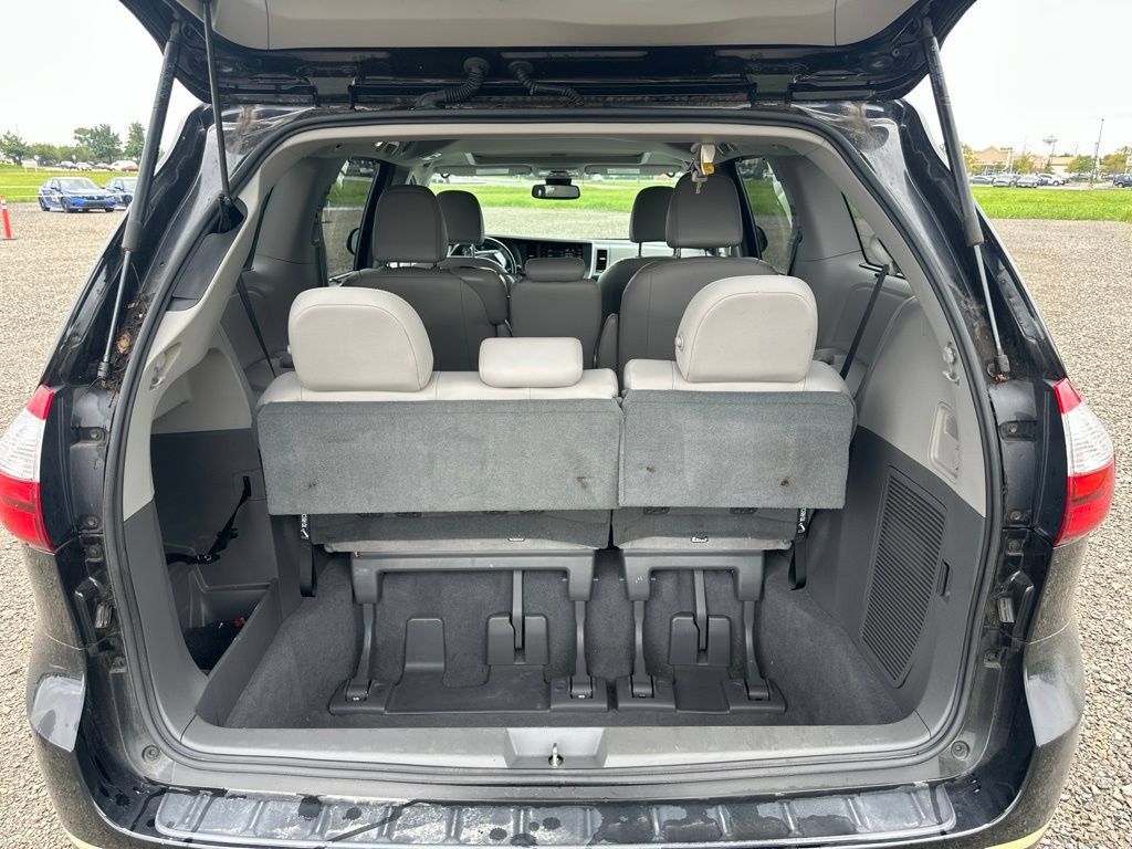 Used 2019 Toyota Sienna XLE w/ XLE Navigation Package FWD image 10