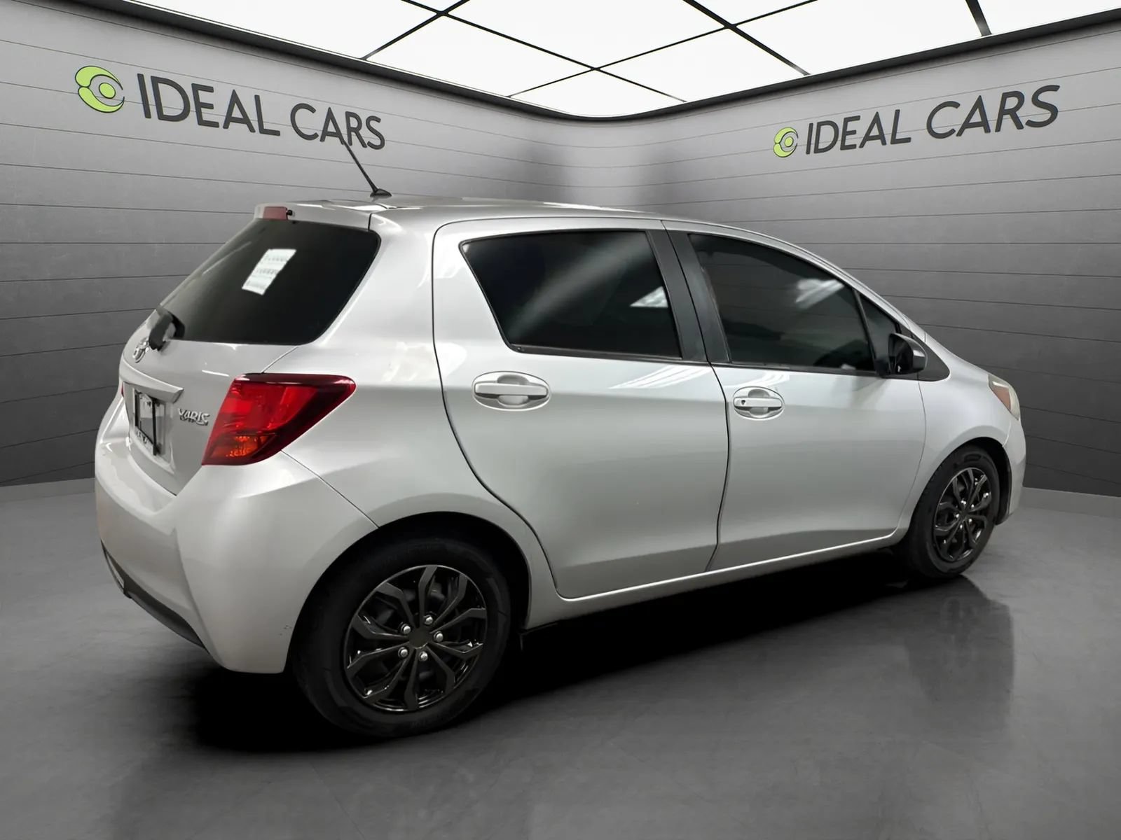 Used 2017 Toyota Yaris L w/ Carpet Mat Package FWD image 5