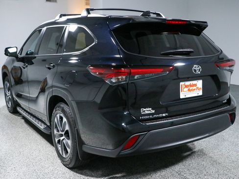 Used 2024 Toyota Highlander XLE FWD image 9