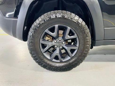 Used 2019 Jeep Cherokee Latitude AWD/4WD image 10