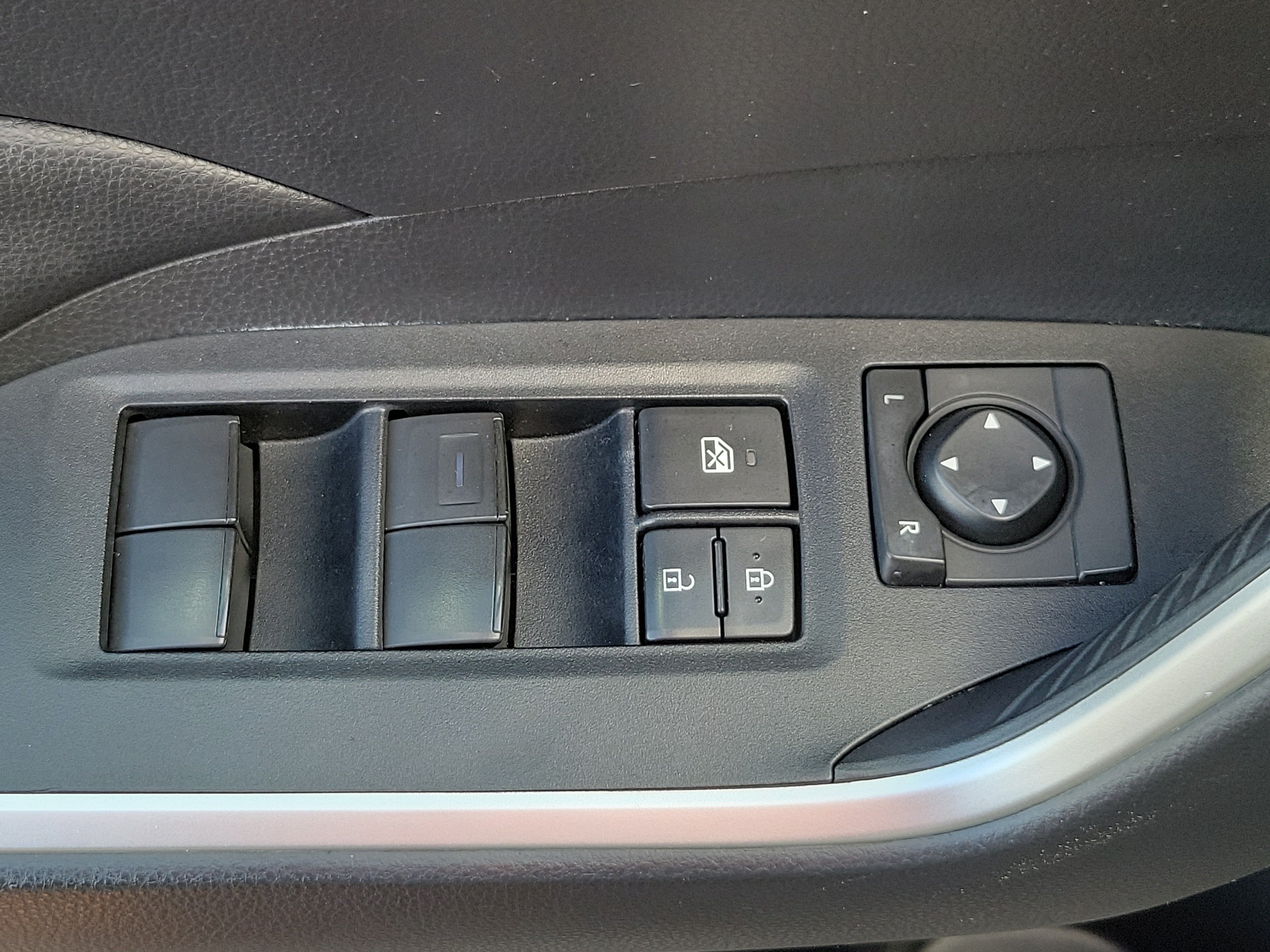 Used 2019 Toyota RAV4 LE FWD image 27