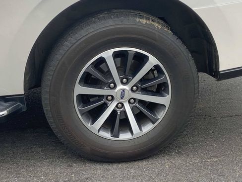 Used 2019 Ford Expedition XLT w/ Equipment Group 202A AWD/4WD image 12