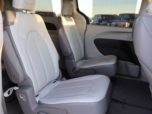 Used 2019 Chrysler Pacifica Touring-L image 15