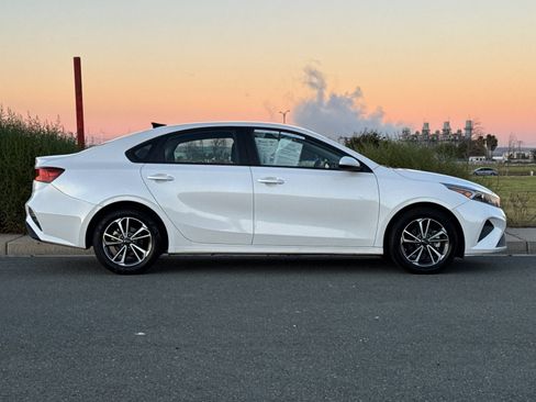 Used 2022 Kia Forte LXS image 3