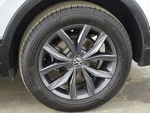 Used 2024 Volkswagen Tiguan SE AWD/4WD image 43