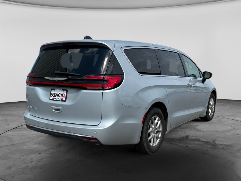 Used 2024 Chrysler Pacifica Touring-L FWD image 9