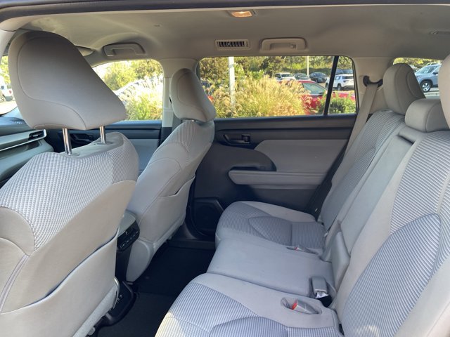 Used 2021 Toyota Highlander LE FWD image 17