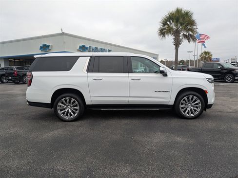 Used 2022 Chevrolet Suburban Premier image 3