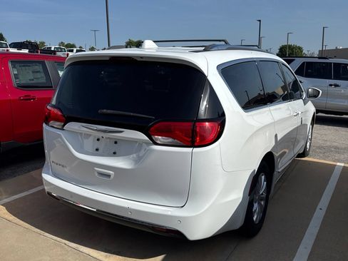 Used 2018 Chrysler Pacifica Touring-L FWD image 3