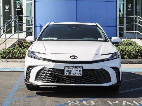 Used 2025 Toyota Camry SE w/ Convenience Package FWD image 2