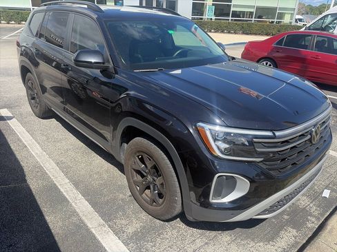 Used 2024 Volkswagen Atlas Peak Edition SE image 2