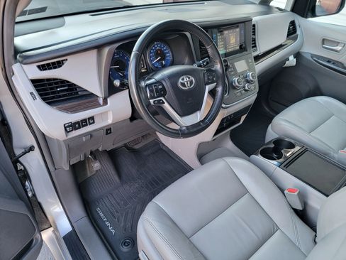 Used 2017 Toyota Sienna XLE w/ XLE Navigation Package image 9