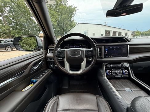 Used 2021 GMC Yukon XL Denali AWD/4WD image 2