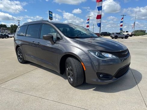 Used 2018 Chrysler Pacifica Touring Plus w/ S Appearance Package FWD image 11
