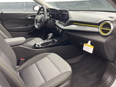 Used 2024 Chevrolet Trax LT w/ LT Convenience Package image 13