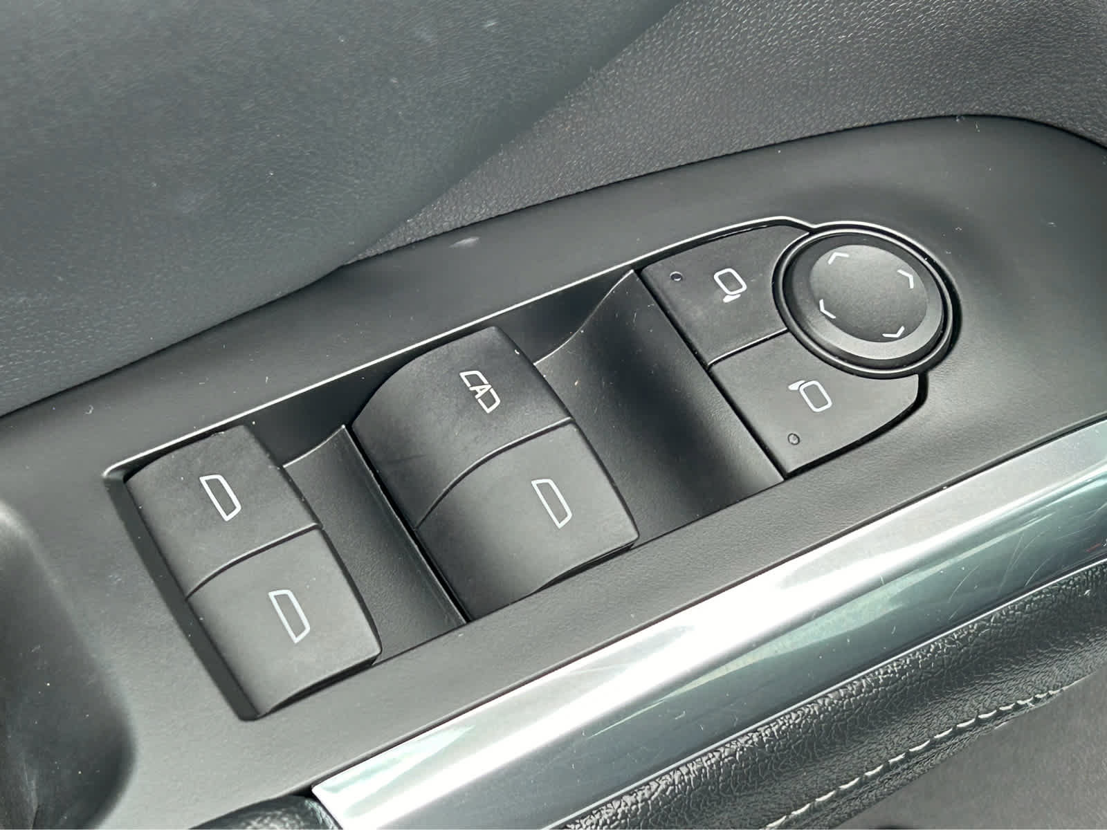 Used 2025 Chevrolet Traverse LT FWD image 18
