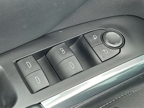 Used 2025 Chevrolet Traverse LT image 18