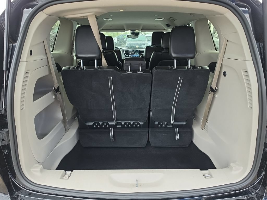 Used 2024 Chrysler Pacifica Touring-L FWD image 30