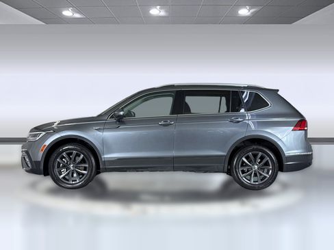 Used 2022 Volkswagen Tiguan SE FWD image 2