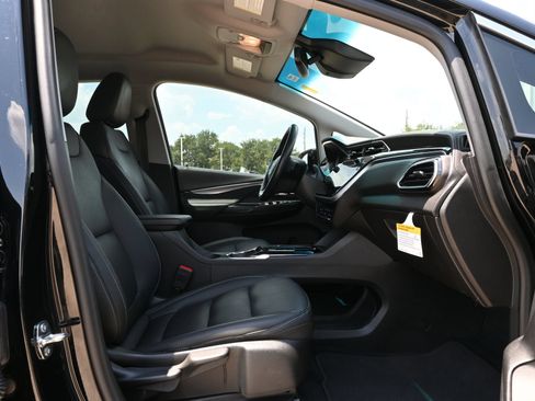 Used 2023 Chevrolet Bolt LT w/ Infotainment Package FWD image 26