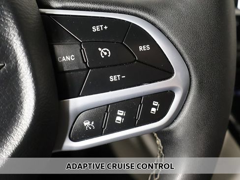 Used 2024 Chrysler Pacifica Limited FWD image 4