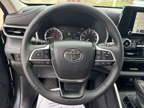 Used 2023 Toyota Highlander XLE AWD/4WD image 11
