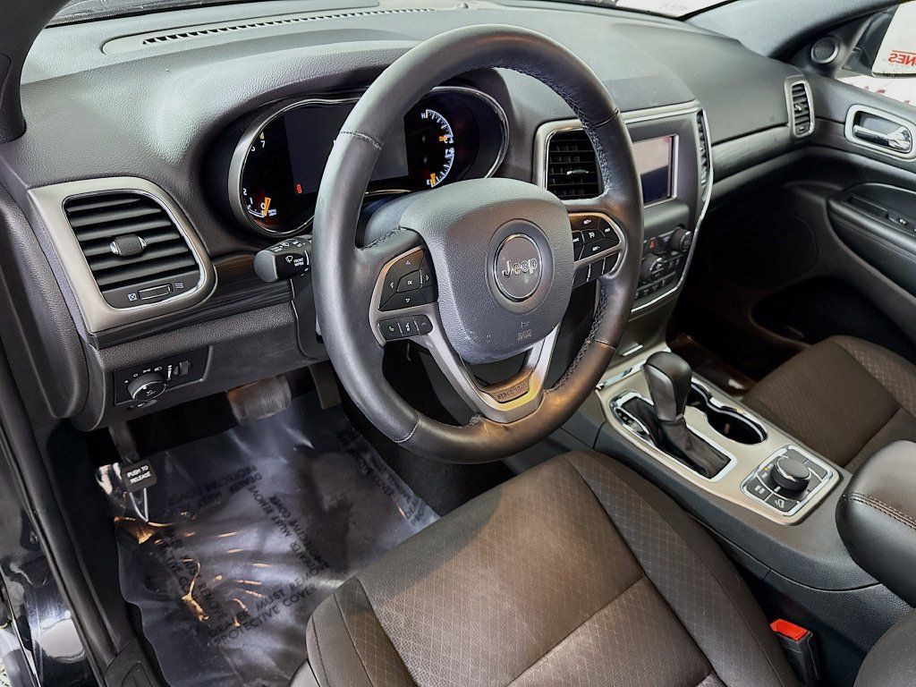 Used 2021 Jeep Grand Cherokee Laredo AWD/4WD image 19
