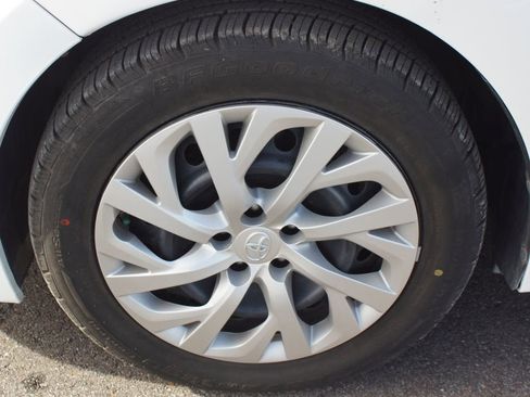 Used 2018 Toyota Corolla LE image 23