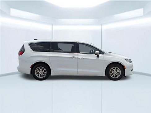 Used 2023 Chrysler Voyager LX FWD image 7