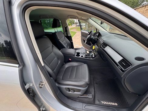 Used 2016 Volkswagen Touareg Sport AWD/4WD image 25