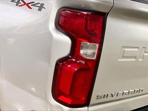 Used 2020 Chevrolet Silverado 2500 Custom w/ Custom Value Package image 8