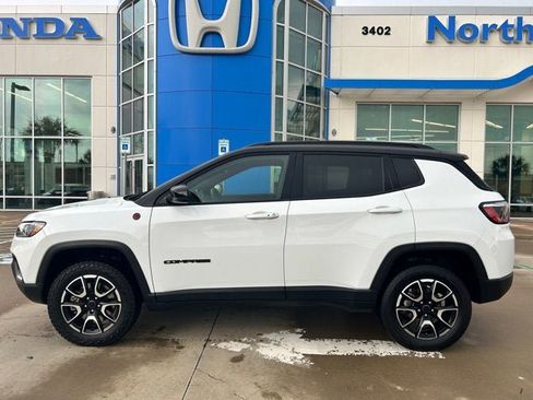 Used 2025 Jeep Compass Trailhawk AWD/4WD image 2
