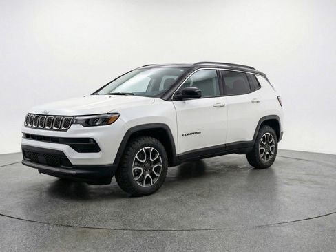 Used 2025 Jeep Compass Trailhawk AWD/4WD image 3