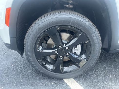 New 2025 Jeep Grand Cherokee L Laredo image 6