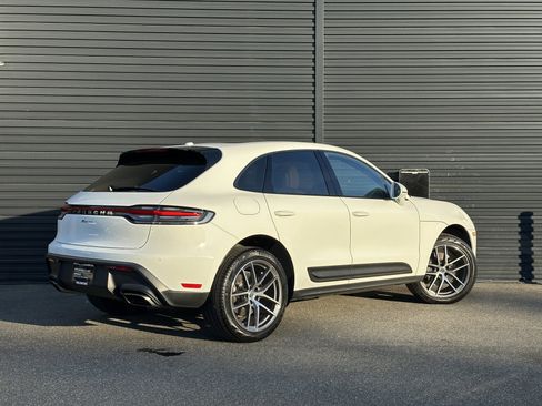 Certified 2025 Porsche Macan AWD/4WD image 8