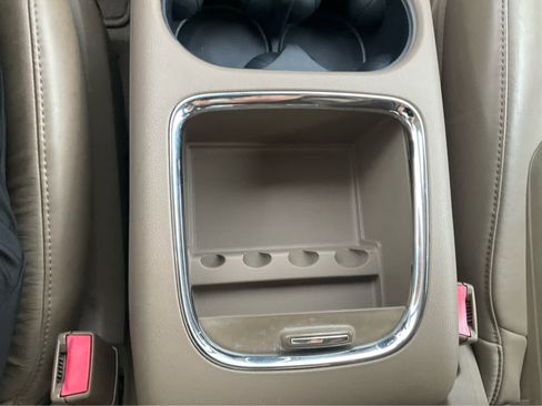 Used 2011 Chrysler Town & Country Limited FWD image 20