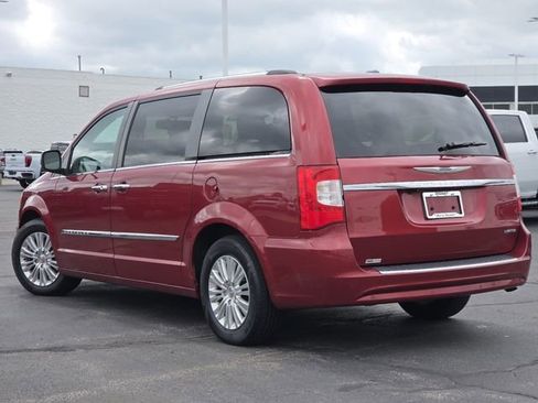 Used 2014 Chrysler Town & Country Limited w/ Luxury Group FWD image 22