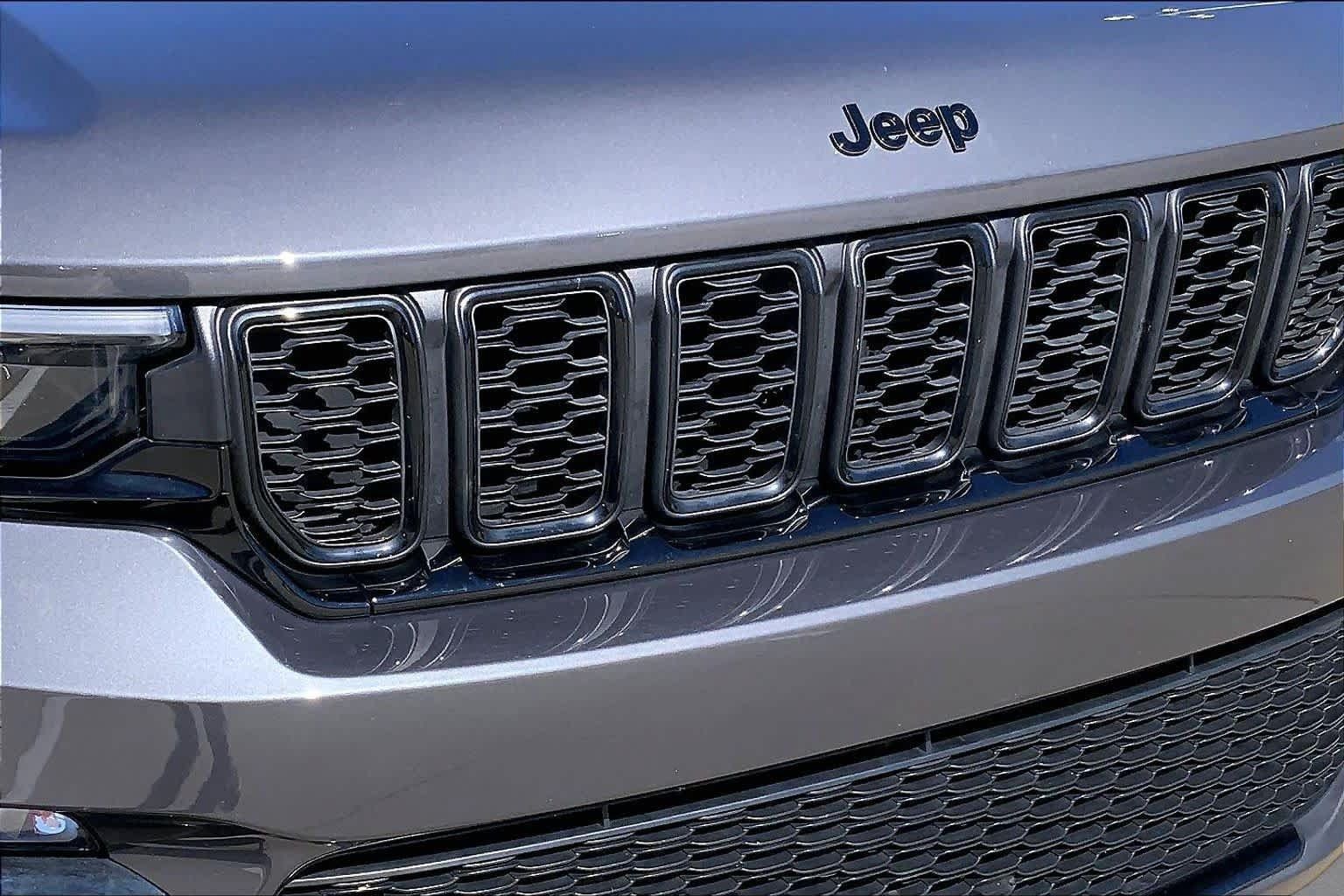 Used 2025 Jeep Grand Cherokee Limited w/ Black Appearance Package AWD/4WD image 32
