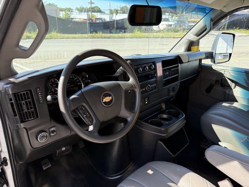 Used 2018 Chevrolet Express 3500 w/ Driver Convenience Package image 9