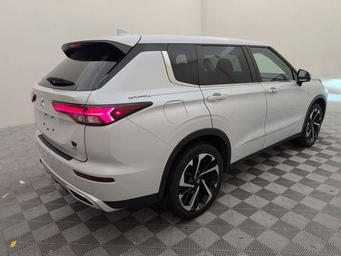 Used 2022 Mitsubishi Outlander SE image 3