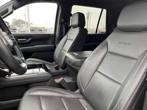 Used 2025 GMC Yukon Denali image 9