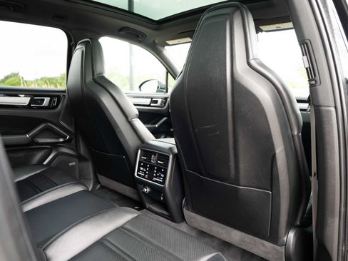 Used 2022 Porsche Cayenne Platinum Edition AWD/4WD image 24