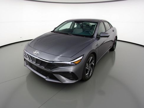 Used 2025 Hyundai Elantra SEL image 3