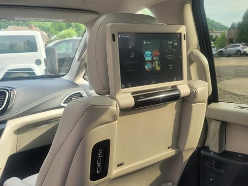 Used 2021 Chrysler Pacifica Touring-L w/ Uconnect Theater Family Group FWD image 11