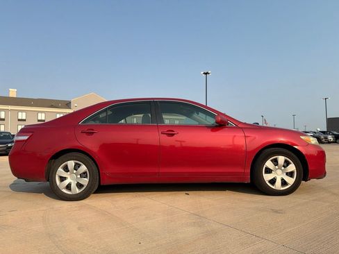 Used 2011 Toyota Camry LE FWD image 2