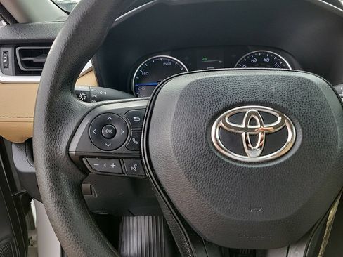 Used 2021 Toyota RAV4 LE AWD/4WD image 18